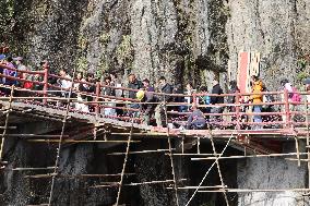 Cliff Suspended Plank Road Construction in Luoyang