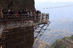 Cliff Suspended Plank Road Construction in Luoyang