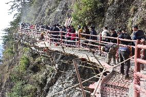 Cliff Suspended Plank Road Construction in Luoyang