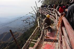 Cliff Suspended Plank Road Construction in Luoyang