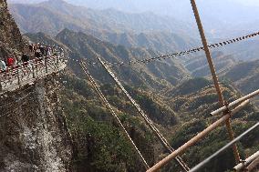 Cliff Suspended Plank Road Construction in Luoyang