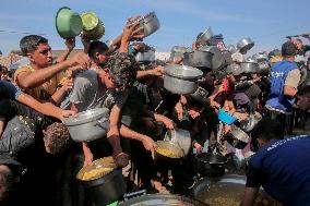 Meal and Water Distribution in Gaza