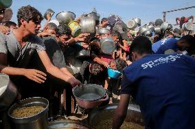 Meal and Water Distribution in Gaza