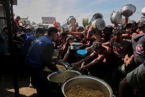 Meal and Water Distribution in Gaza