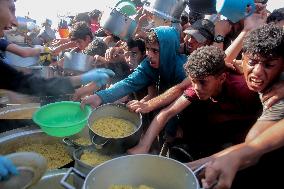 Meal and Water Distribution in Gaza