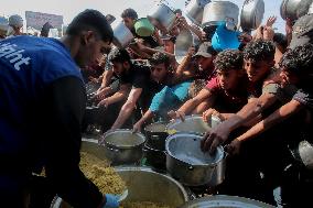 Meal and Water Distribution in Gaza
