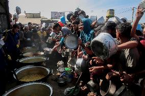 Meal and Water Distribution in Gaza