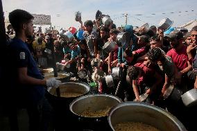 Meal and Water Distribution in Gaza