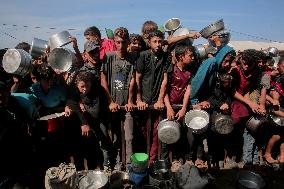 Meal and Water Distribution in Gaza