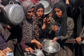 Meal and Water Distribution in Gaza