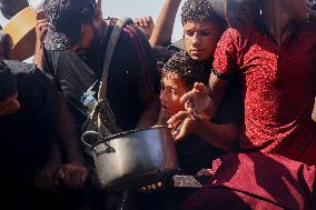 Meal and Water Distribution in Gaza