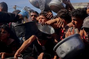 Meal and Water Distribution in Gaza