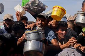 Meal and Water Distribution in Gaza