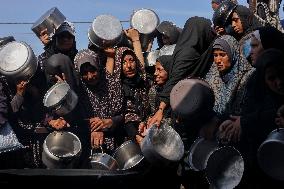 Meal and Water Distribution in Gaza