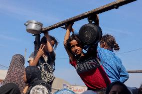 Meal and Water Distribution in Gaza