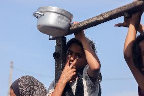 Meal and Water Distribution in Gaza