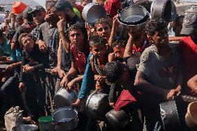Meal and Water Distribution in Gaza