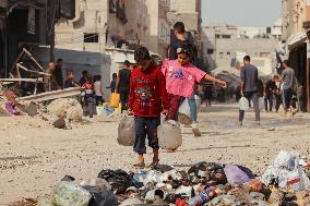Meal and Water Distribution in Gaza