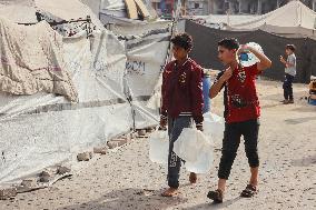 Meal and Water Distribution in Gaza