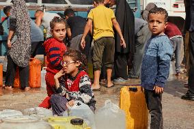 Meal and Water Distribution in Gaza