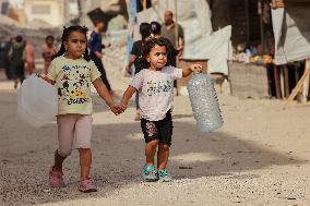 Meal and Water Distribution in Gaza