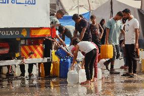 Meal and Water Distribution in Gaza