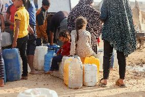 Meal and Water Distribution in Gaza