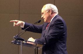 Cheney Meets Reporters