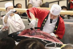 Japan sushi chain holds simultaneous tuna-cutting shows