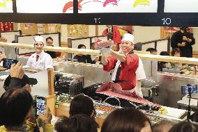 Japan sushi chain holds simultaneous tuna-cutting shows