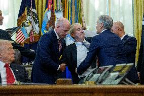 Donald Trump Announces Drug Pricing Deal With Pharma Giants - DC