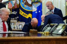 Donald Trump Announces Drug Pricing Deal With Pharma Giants - DC