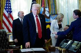 Donald Trump Announces Drug Pricing Deal With Pharma Giants - DC