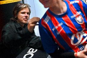 Orelsan dedicaces Caen. FC