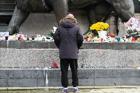 Dix ans apres les attentats du 13 Novembre, les Parisiens se recueillent place de la Republique.