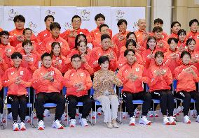 Tokyo governor meets Deaflympics athletes