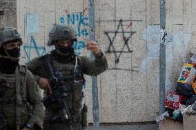 Settlers Storm Hebron Old City - Palestine