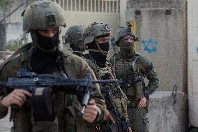 Settlers Storm Hebron Old City - Palestine