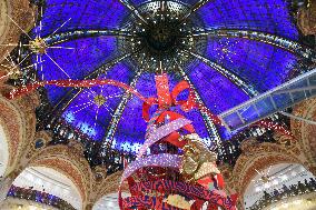 Clara Luciani During Christmas Opening At Galeries Lafayette - Paris