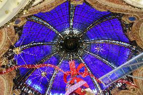 Clara Luciani During Christmas Opening At Galeries Lafayette - Paris