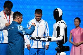 Humanoid Robot Appears At Boxing Awards - Shenzhen