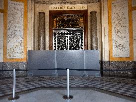 Atmosphere Around Louvres Museum Following Robbery - Paris