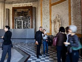 Atmosphere Around Louvres Museum Following Robbery - Paris