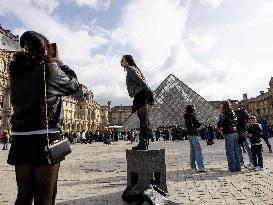 Atmosphere Around Louvres Museum Following Robbery - Paris