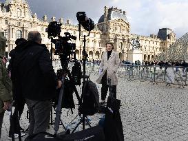Atmosphere Around Louvres Museum Following Robbery - Paris