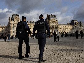 Atmosphere Around Louvres Museum Following Robbery - Paris