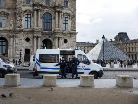 Atmosphere Around Louvres Museum Following Robbery - Paris