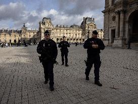 Atmosphere Around Louvres Museum Following Robbery - Paris