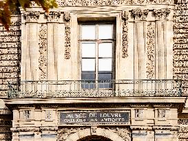 Atmosphere Around Louvres Museum Following Robbery - Paris