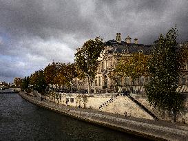 Atmosphere Around Louvres Museum Following Robbery - Paris